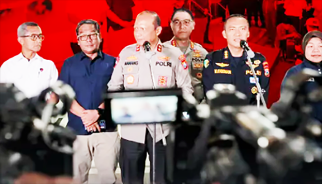 Kapolda Jawa Timur Irjen Pol Nanang Avianto memberi keterangan terkait perkembangan penanganan kasus runtuhnya salah satu gedung di Pondok Pesantren Al Khoziny, Buduran, Sidoarjo, Rabu (8/10/2025)/Foto: Humas Polda Jatim